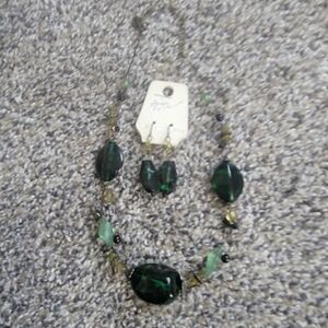 NWT Beautiful Necklace and Earring Set